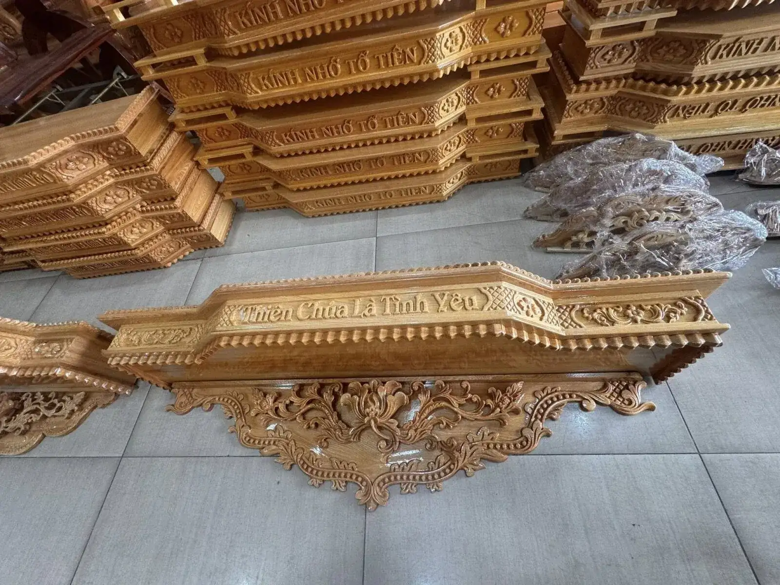Alternative view of BỆ THỜ GỖ PƠMU