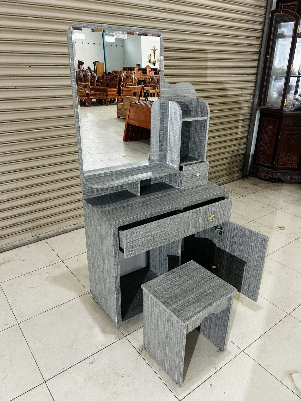 Alternative view of BÀN TRANG ĐIỂM GỖ MDF HIỆN ĐẠI