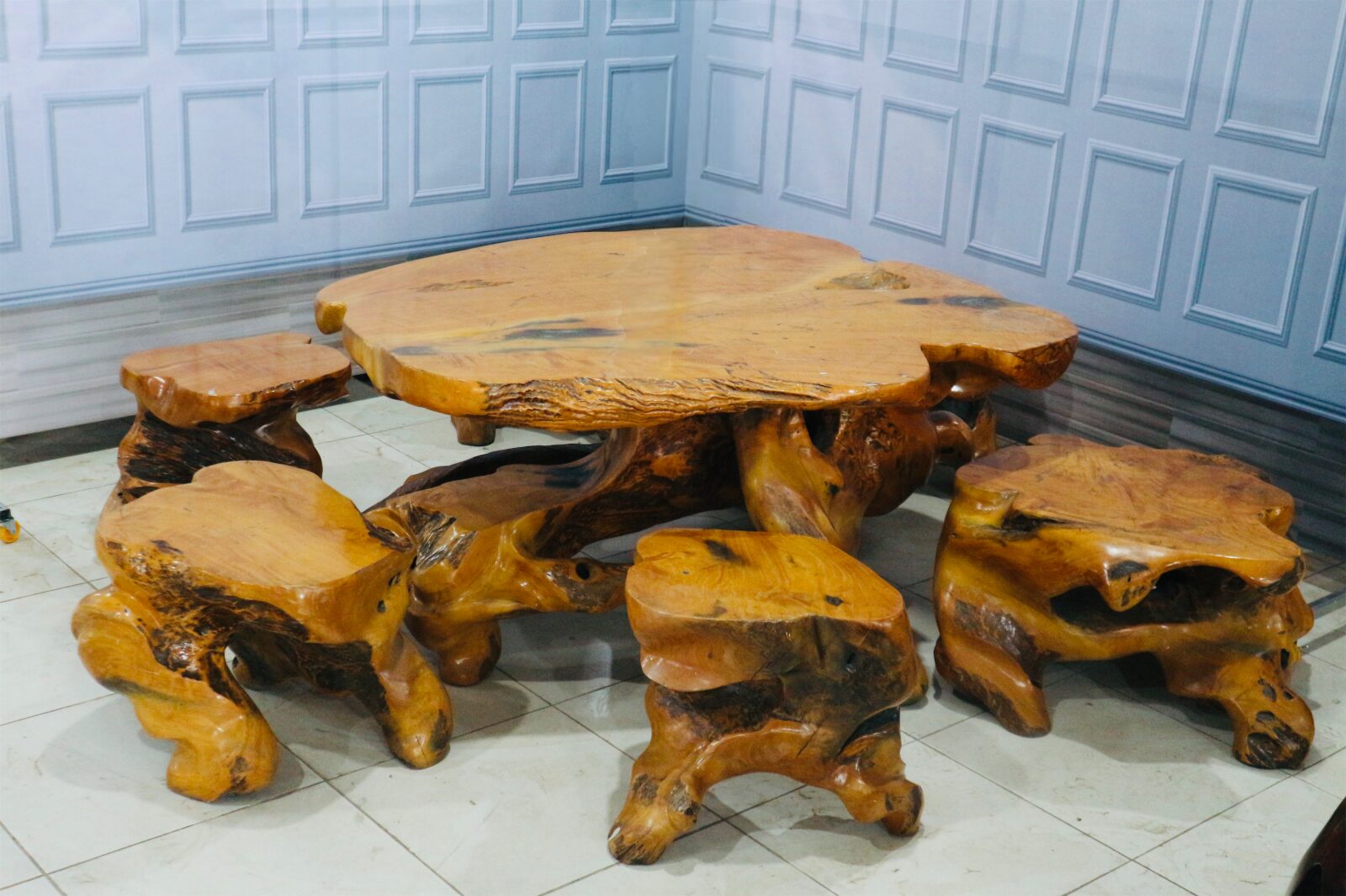 Bàn Trà Gốc Cây Gỗ Trai 1 Bàn 6 Đôn