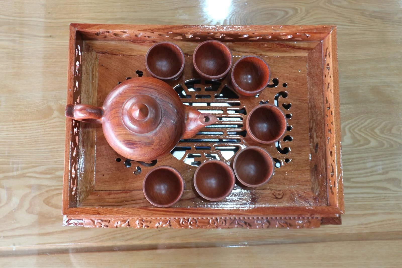 Alternative view of Bộ Ấm Trà Gỗ Hương Đỏ Điêu Khắc Thủ Công