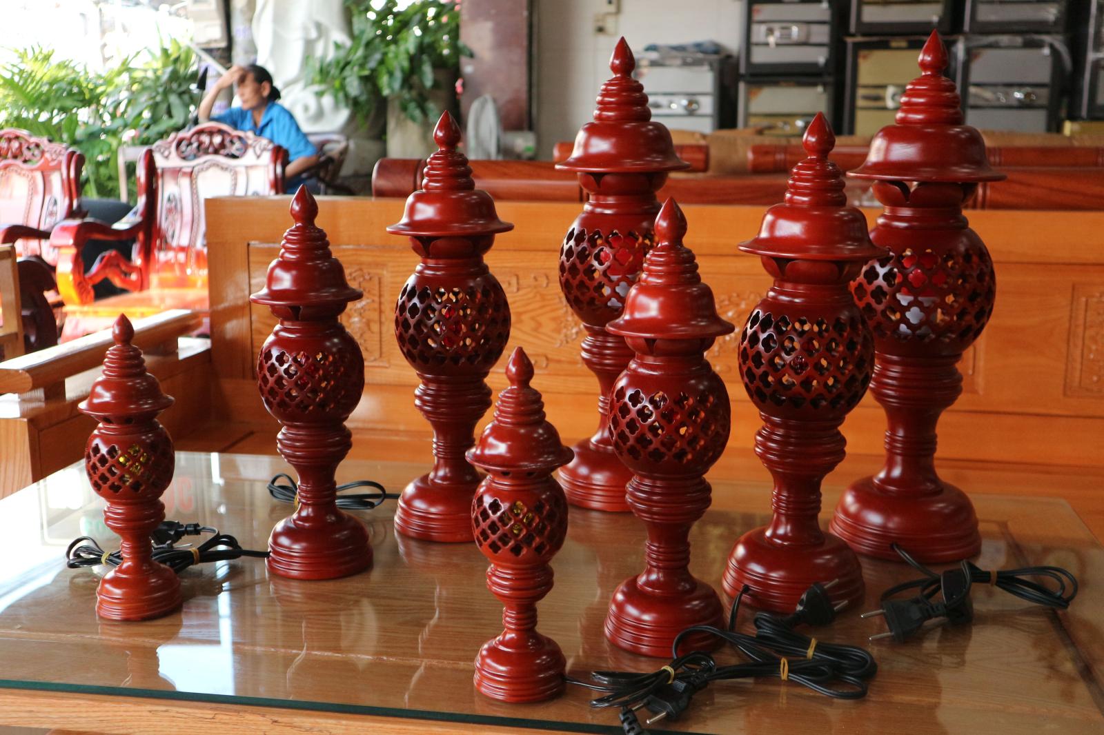 Alternative view of Đèn Thờ Gỗ Xà Cừ Đục Thông Phong