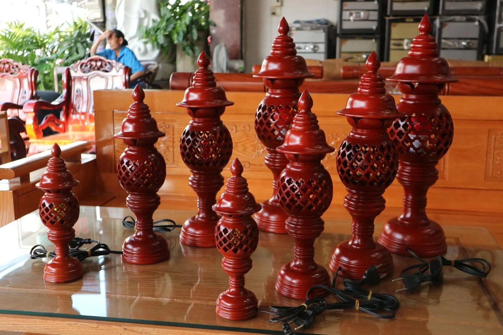 Alternative view of Đèn Thờ Gỗ Xà Cừ Đục Thông Phong