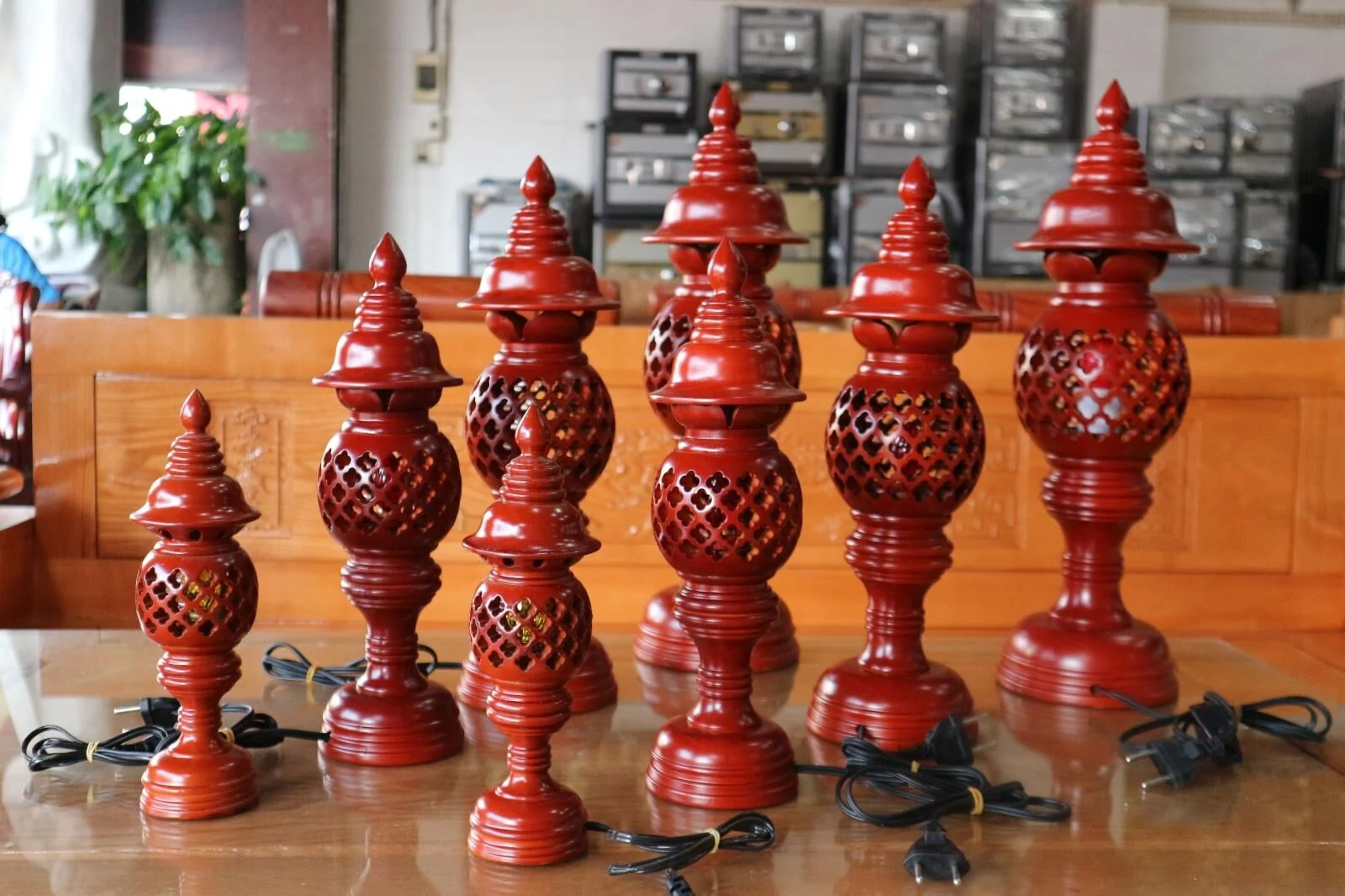 Đèn Thờ Gỗ Xà Cừ Đục Thông Phong