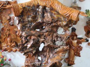 Alternative view of Tượng Chúa Giêsu Trên Gốc Gỗ Tự Nhiên Gỗ Trai