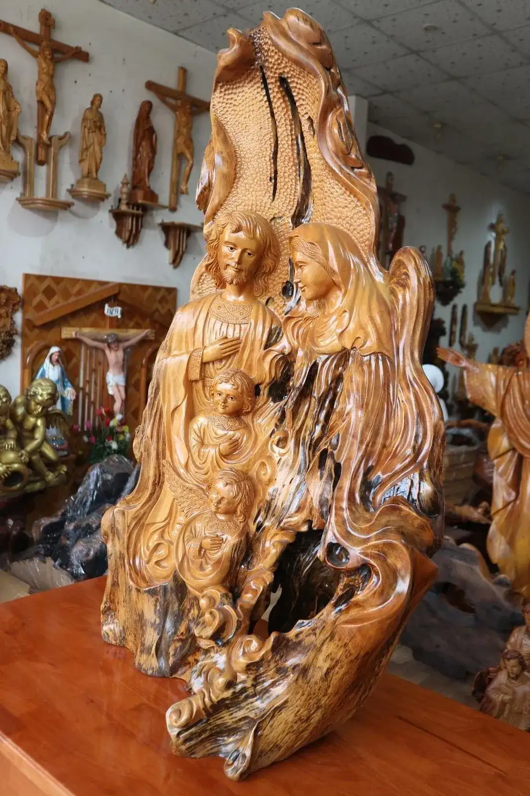Alternative view of Tượng Gia Đình Thánh Gia Gỗ Trai Nguyên Khối