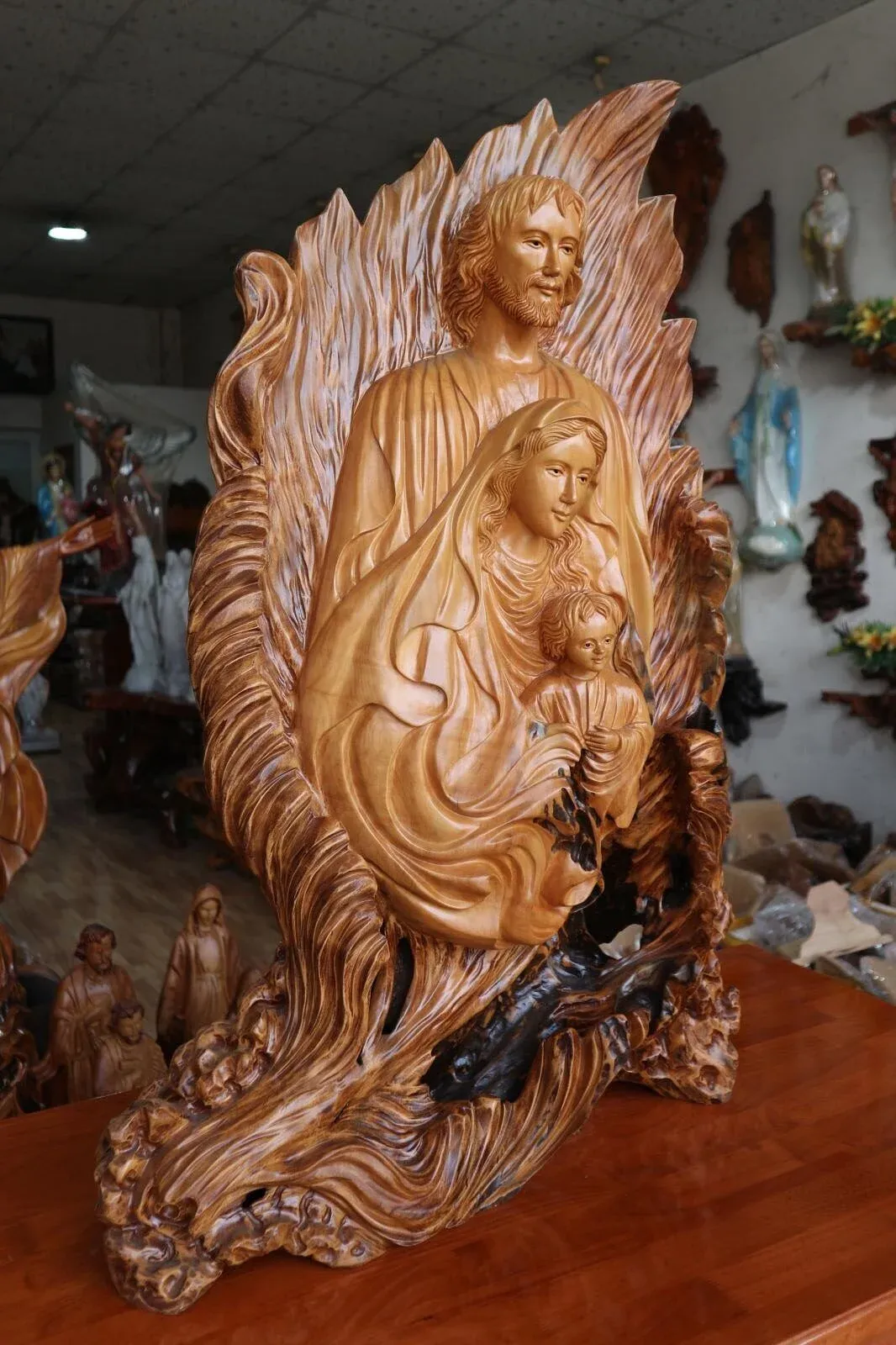 Alternative view of Tượng Gia Đình Thánh Gia Gỗ Trai Nguyên Khối