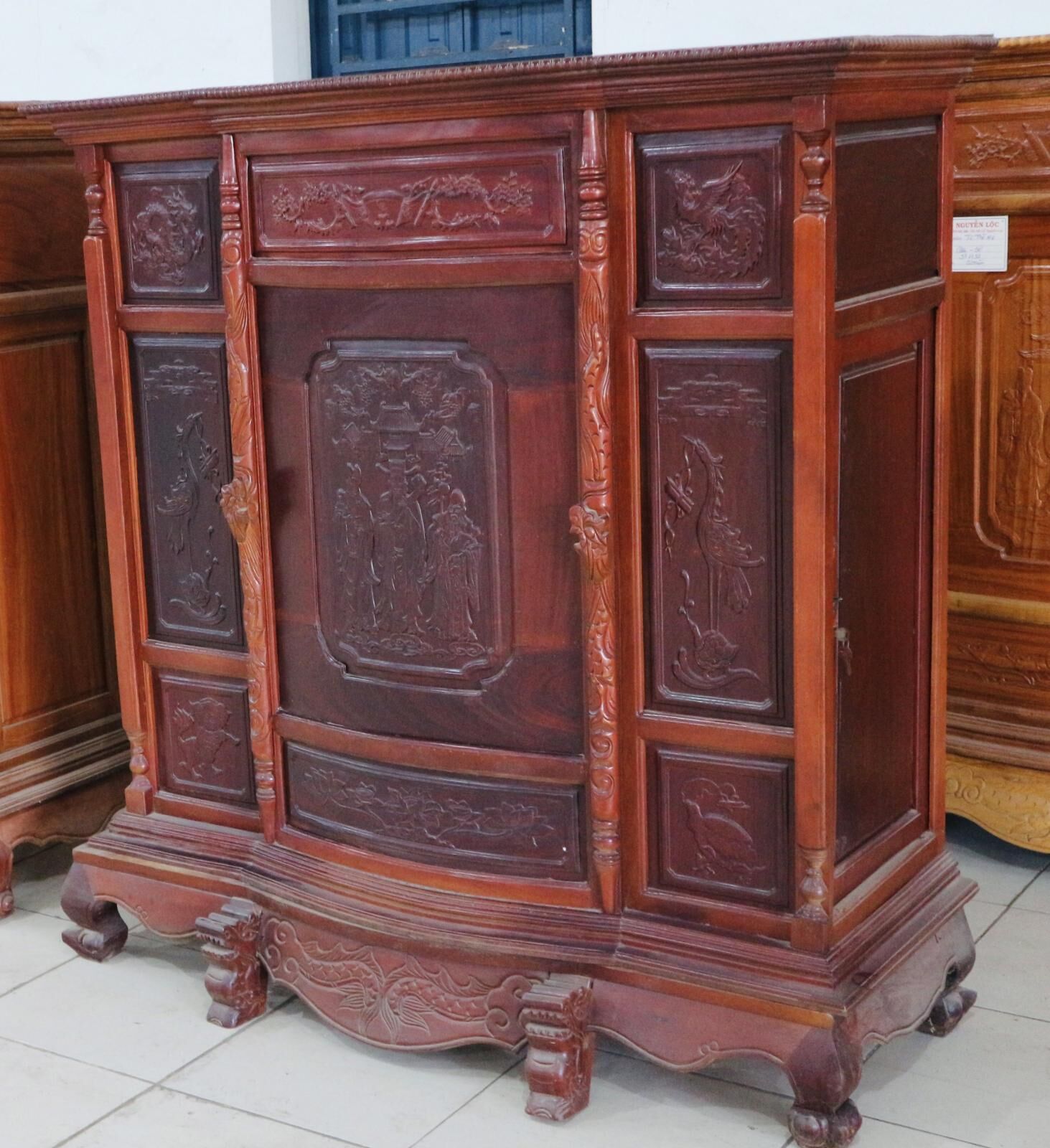 Tủ Thờ Gỗ Căm Pha Sơn Màu Cổ Trang Nghiêm - Ảnh 3