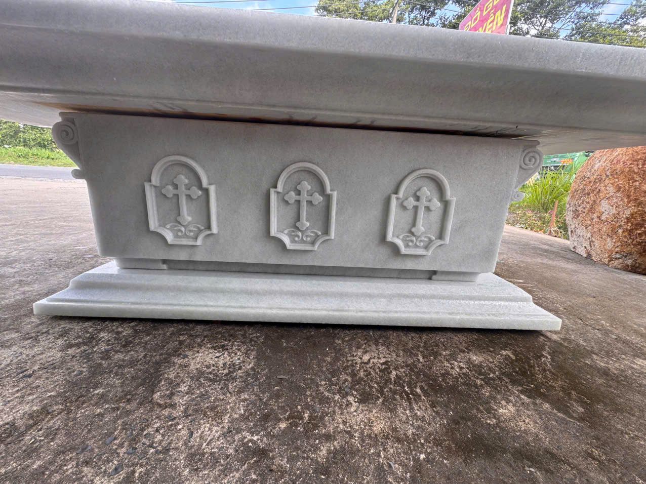 Alternative view of Bàn Thánh Đá Trắng Tự Nhiên Mặt Nguyên Tấm 352cm
