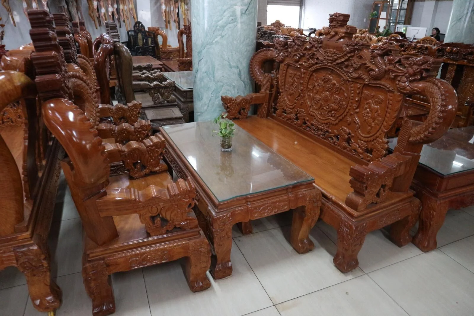 Alternative view of Salon Gỗ Gõ Đỏ Khuỳnh Tay 12 Mặt Liền 6 Món Đẳng Cấp Hoàng Gia