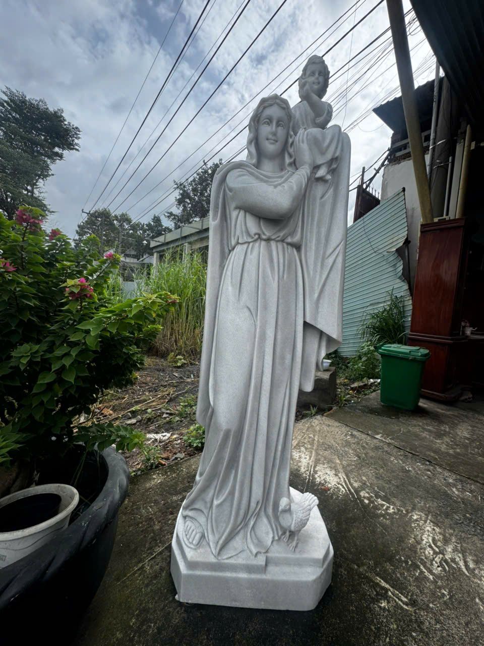 Alternative view of TƯỢNG ĐỨC MẸ BỒNG CHÚA TRÊN VAI CAO 1M7