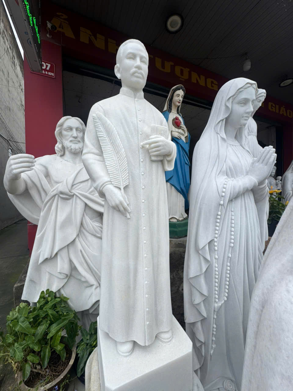 Alternative view of Tượng Cha Diệp Đá Trắng Tự Nhiên Nguyên Khối Cao 1m2 1m8